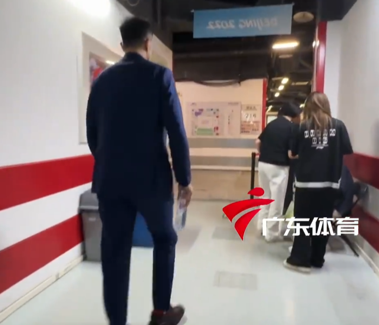 乐鱼体育平台-广东回更衣室动态！杜锋落寞，崔永熙绑冰袋，王少杰哭红鼻子！